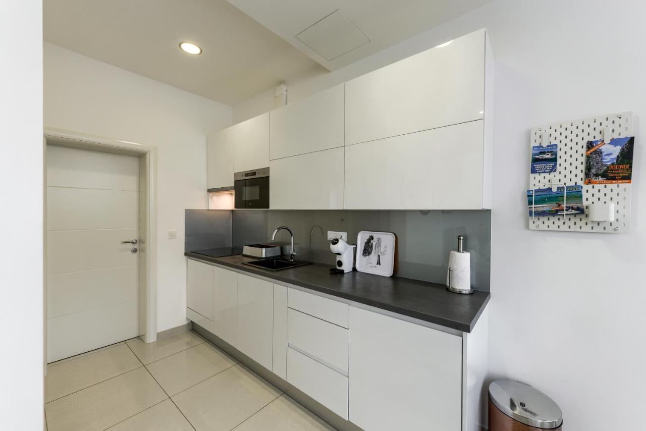 Ivy Apartment *