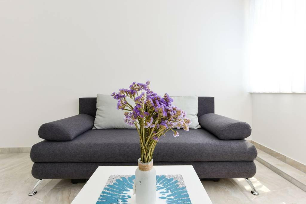 Ivy Apartment *